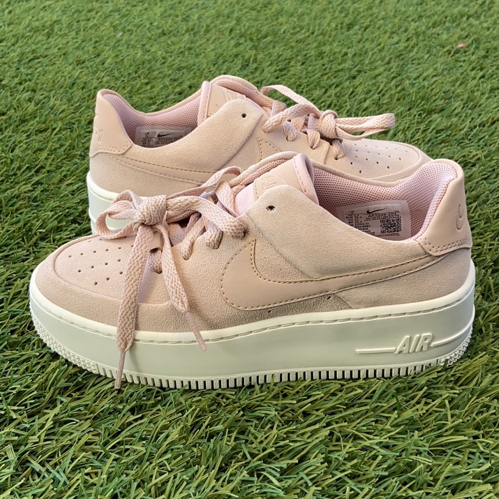 Nike Women's Athletic Shoes in Light Pink and Cream